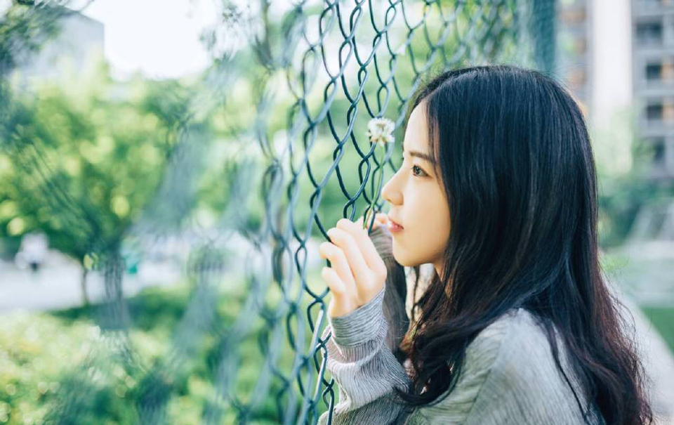 “一个可以让你永远闭嘴的地方。”孟达看了看周围，四下无人，嘴角不禁牵起一抹冷笑，眼中带着淡淡的不屑。